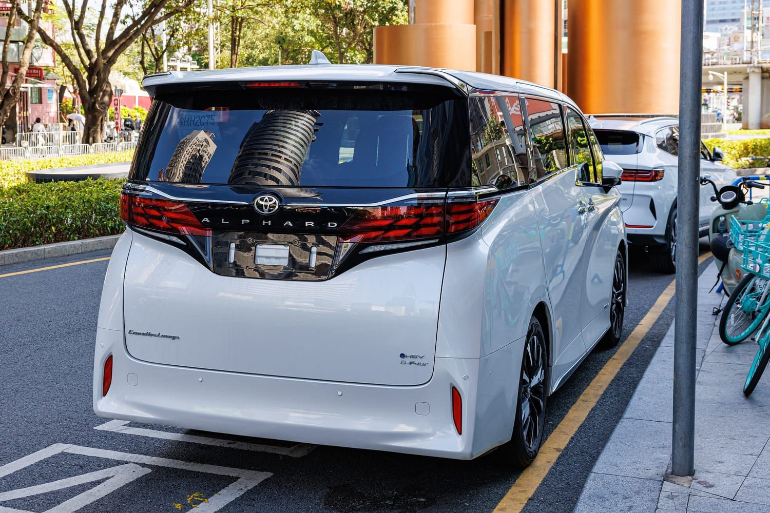 Toyota Alphard, đuôi xe. Bản Hybrid, xe đăng ký ở Thâm Quyến, Trung Quốc.