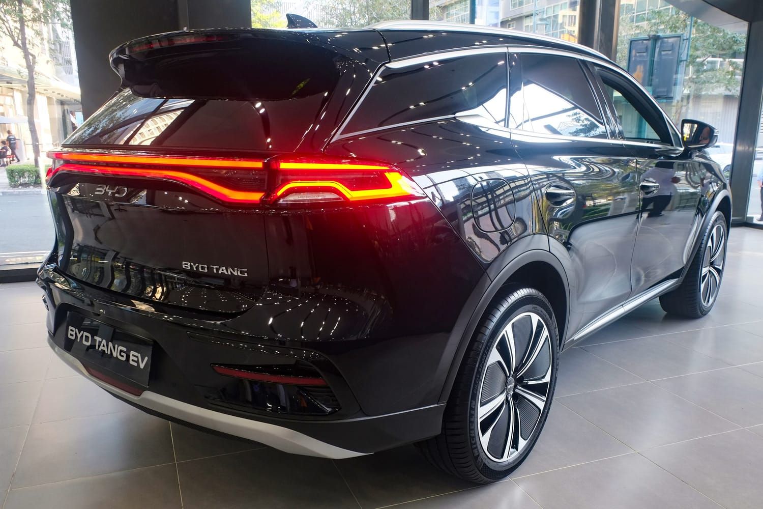 BYD Sealion 8, đuôi xe. Xe bán ở Philippines với tên Tang EV.