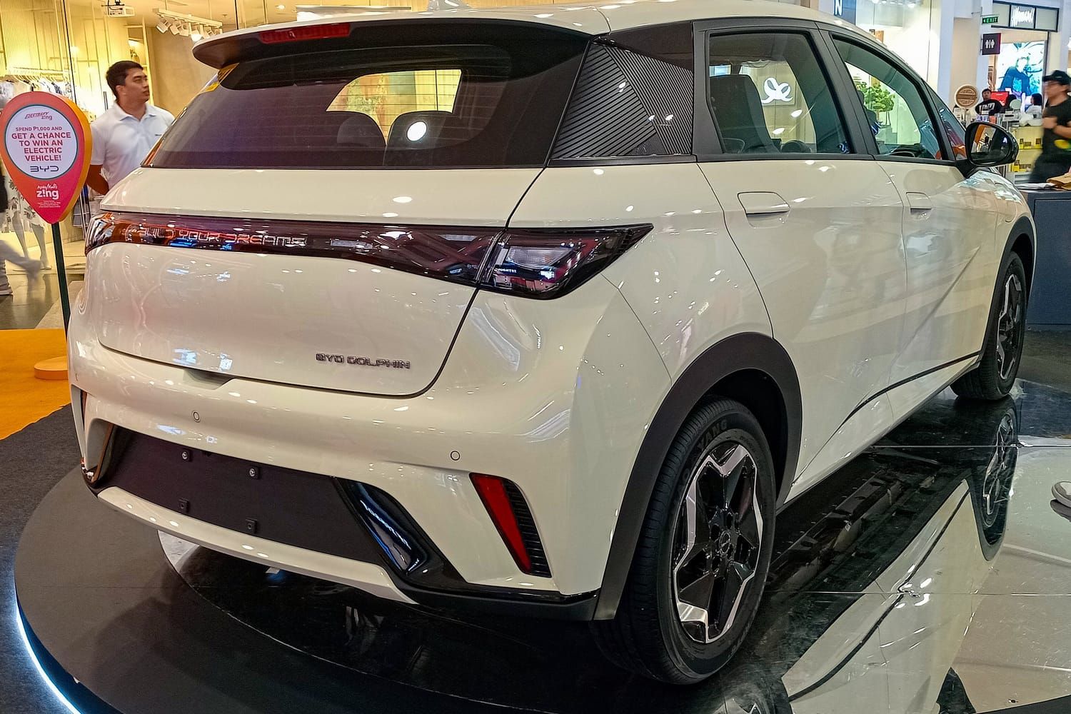 BYD Dolphin, đuôi xe. Xe trưng bày ở Philippines.