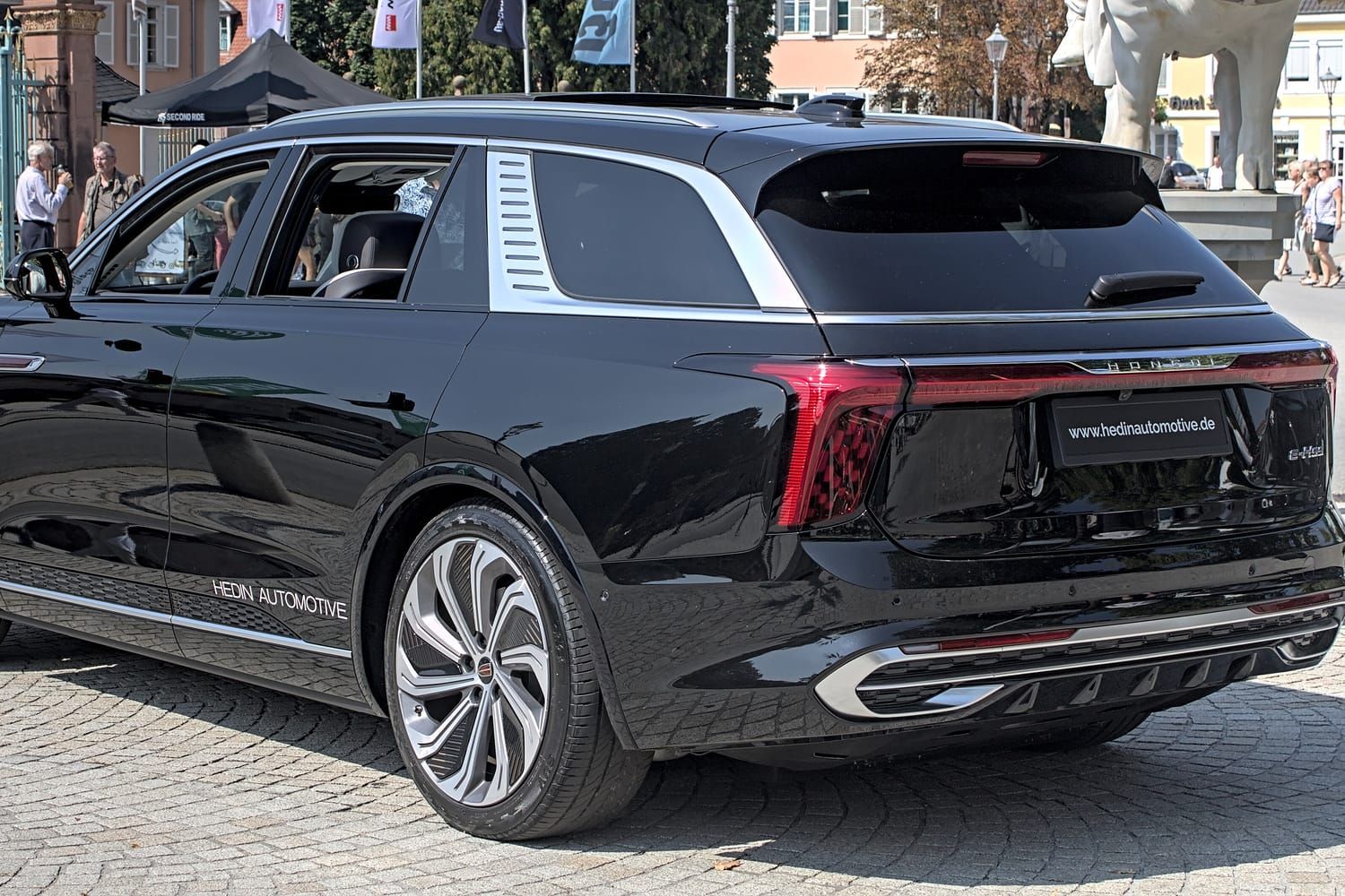 Hongqi E-HS9, đuôi xe. Xe ở Đức.