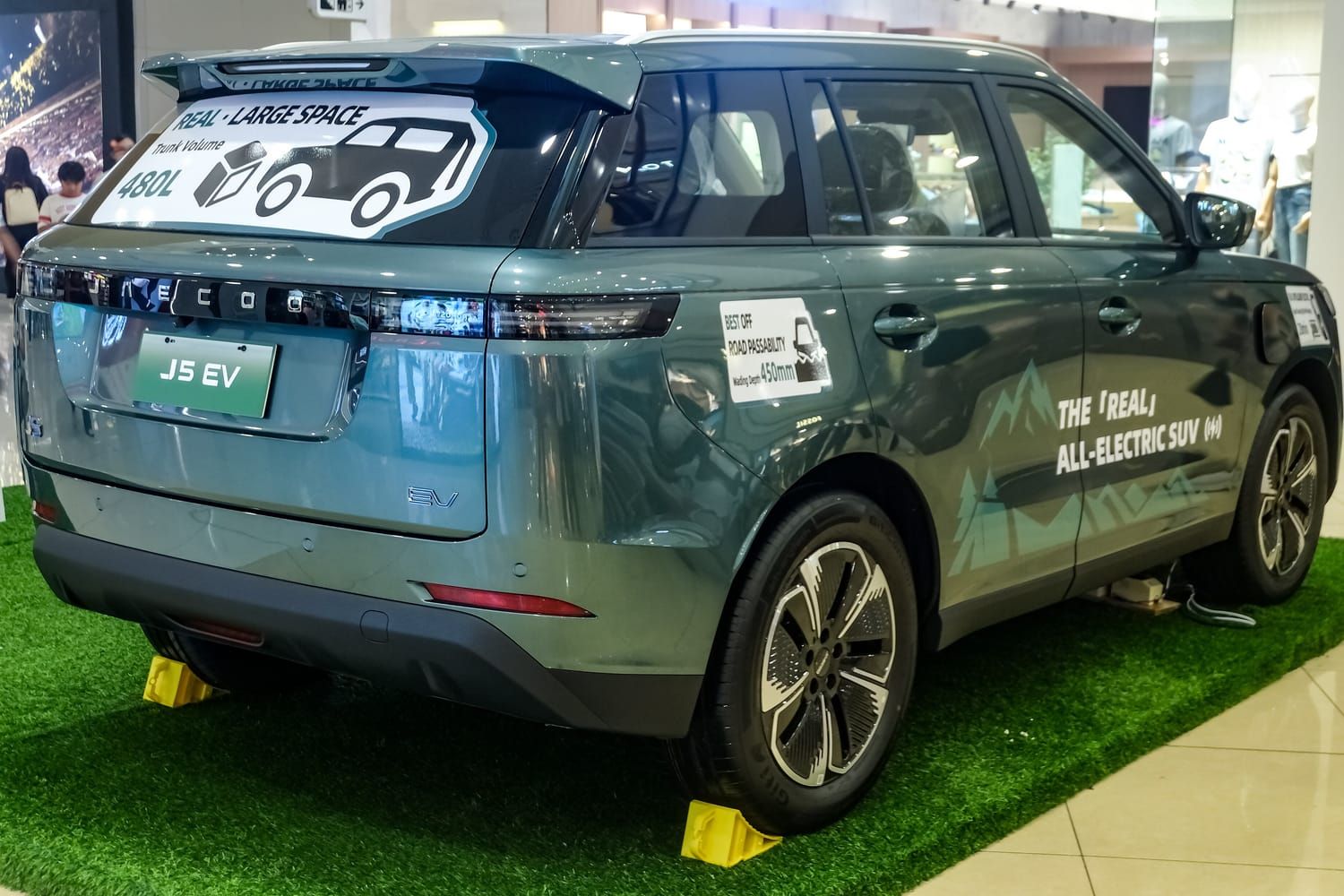 Jaecoo J5, đuôi xe. Bản J5 EV trưng bày ở Philippines, có dán chữ quảng cáo.