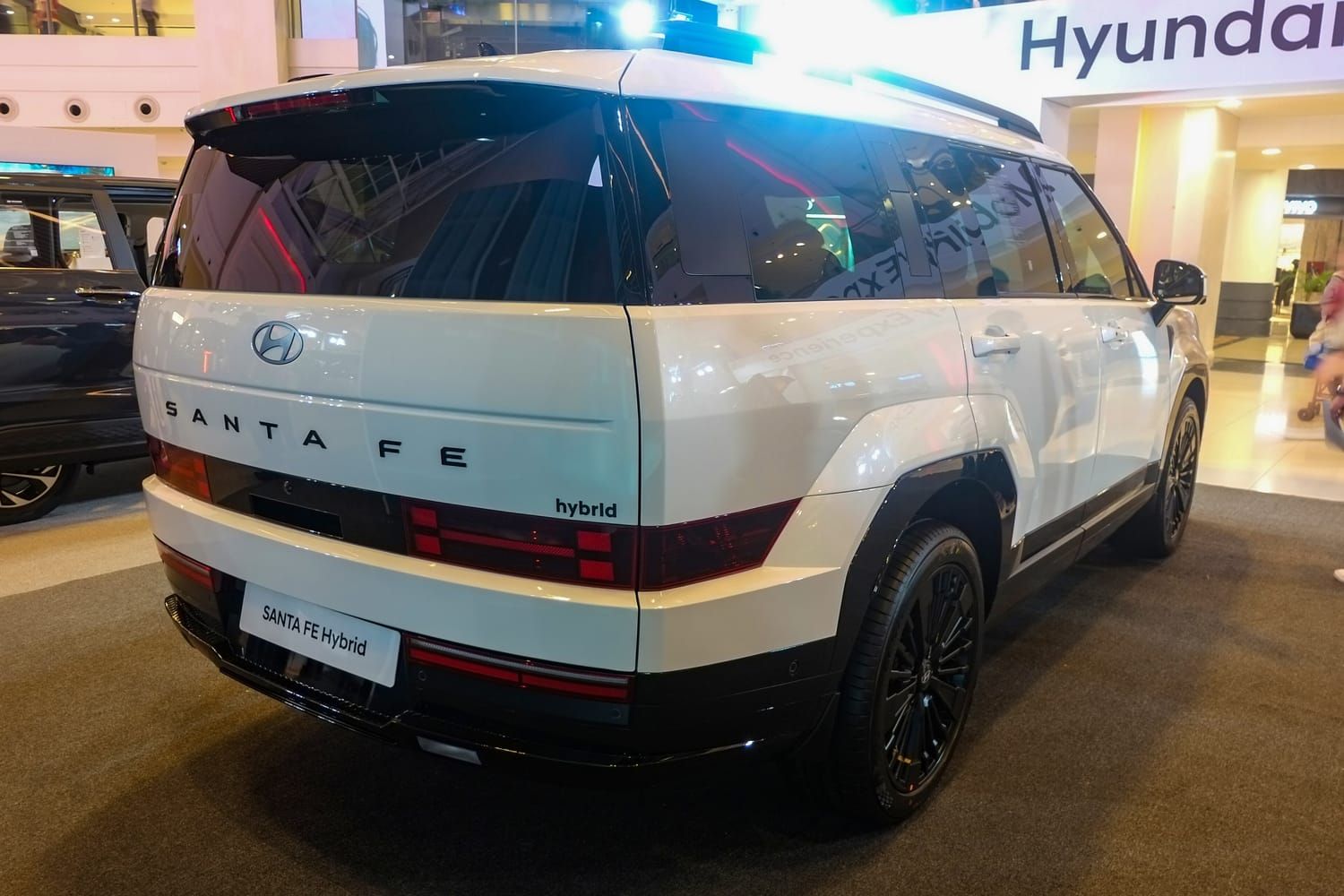 Hyundai Santa Fe, đuôi xe. Bản 1.6T Hybrid trưng bày ở Philippines.