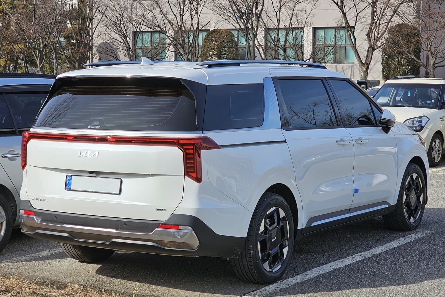 Kia Carnival, đuôi xe. Bản Hybrid nâng cấp.