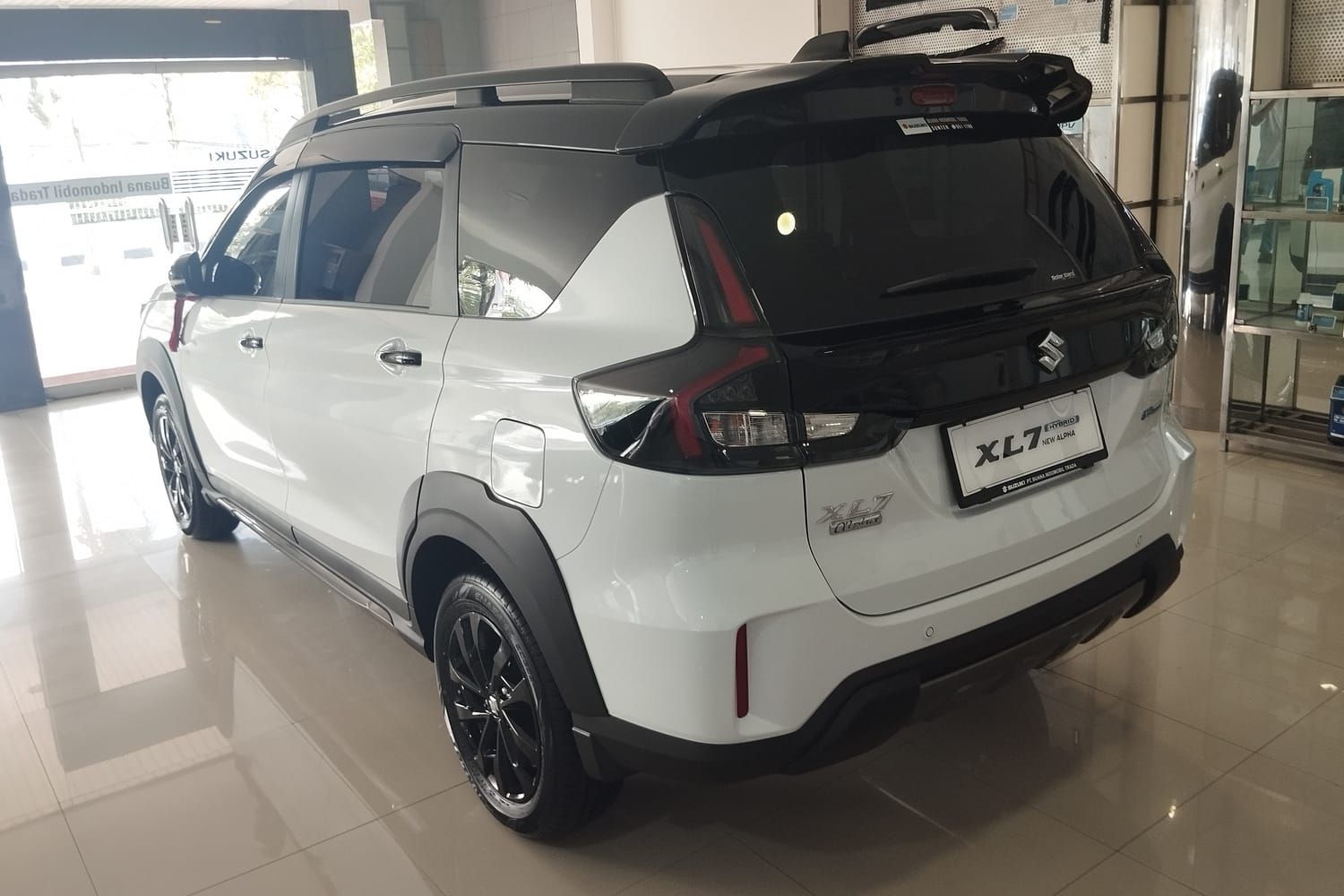 Suzuki XL7, đuôi xe. Bản Hybrid trưng bày ở Indonesia.