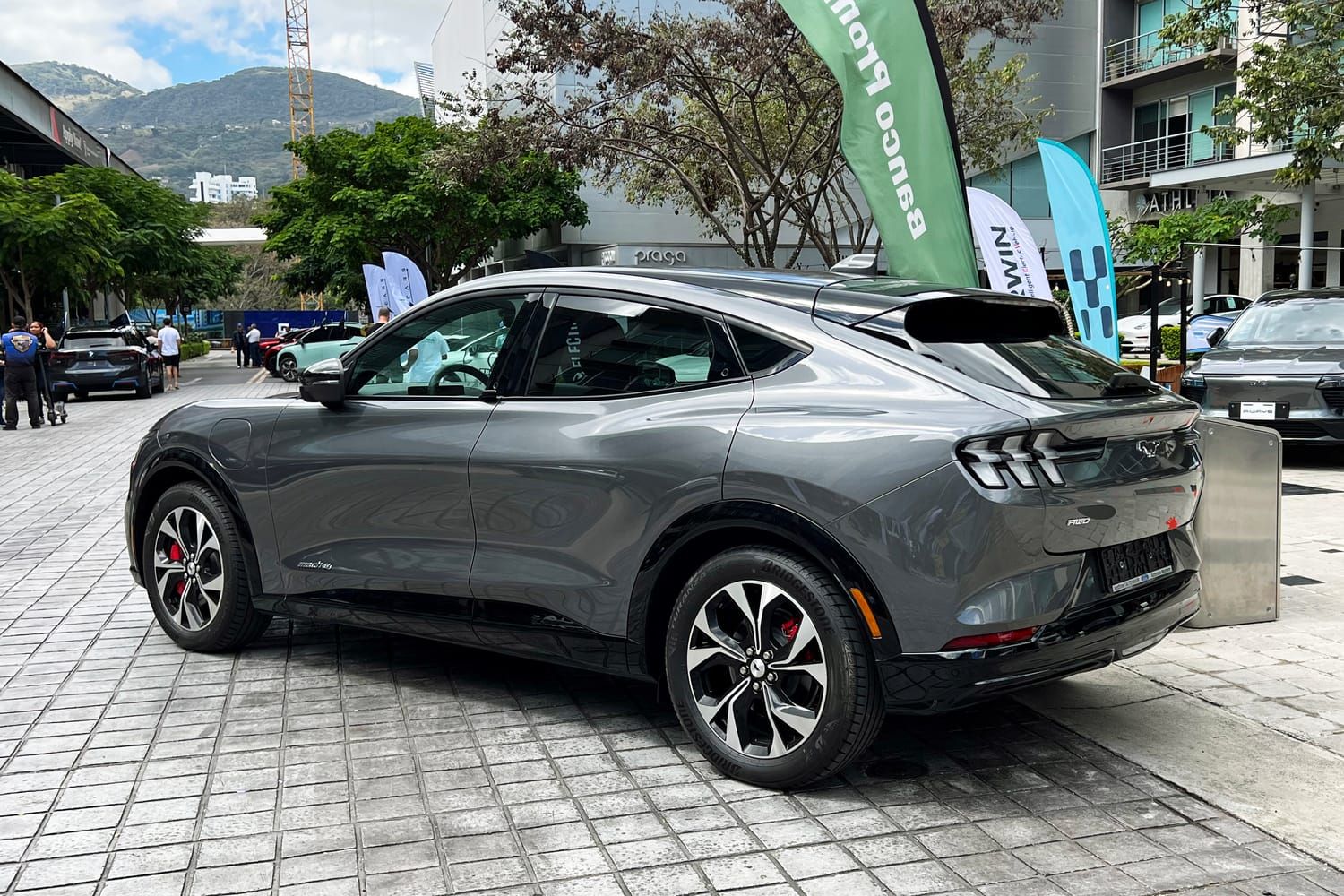 Ford Mustang Mach-E, đuôi xe. Xe trưng bày ở Costa Rica.