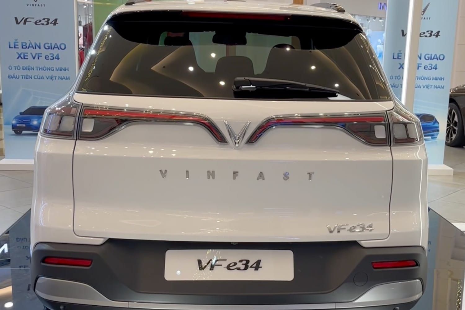VinFast VF e34, đuôi xe. Xe trưng bày ở Hà Nội.