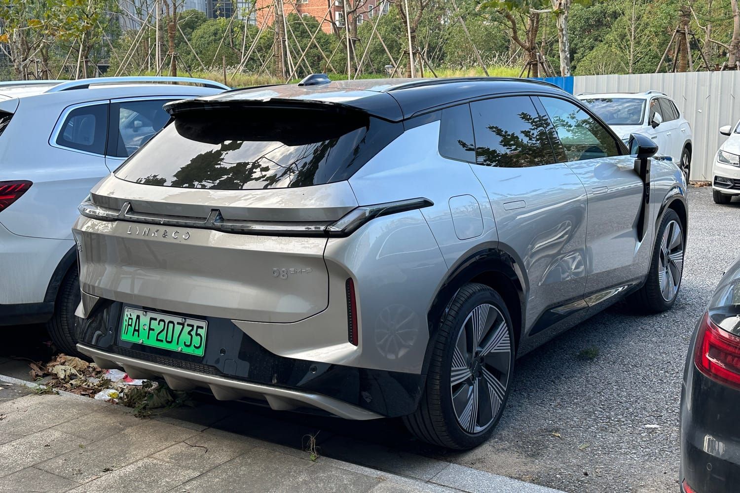 Lynk & Co 08, đuôi xe. Bản PHEV, xe đăng ký ở Thượng Hải, Trung Quốc.