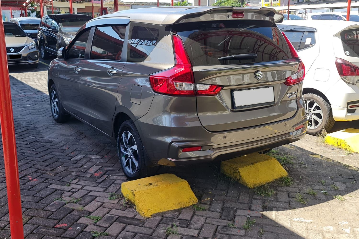 Suzuki Ertiga, đuôi xe. Bản Hybrid GX, xe ở Surabaya, Indonesia.