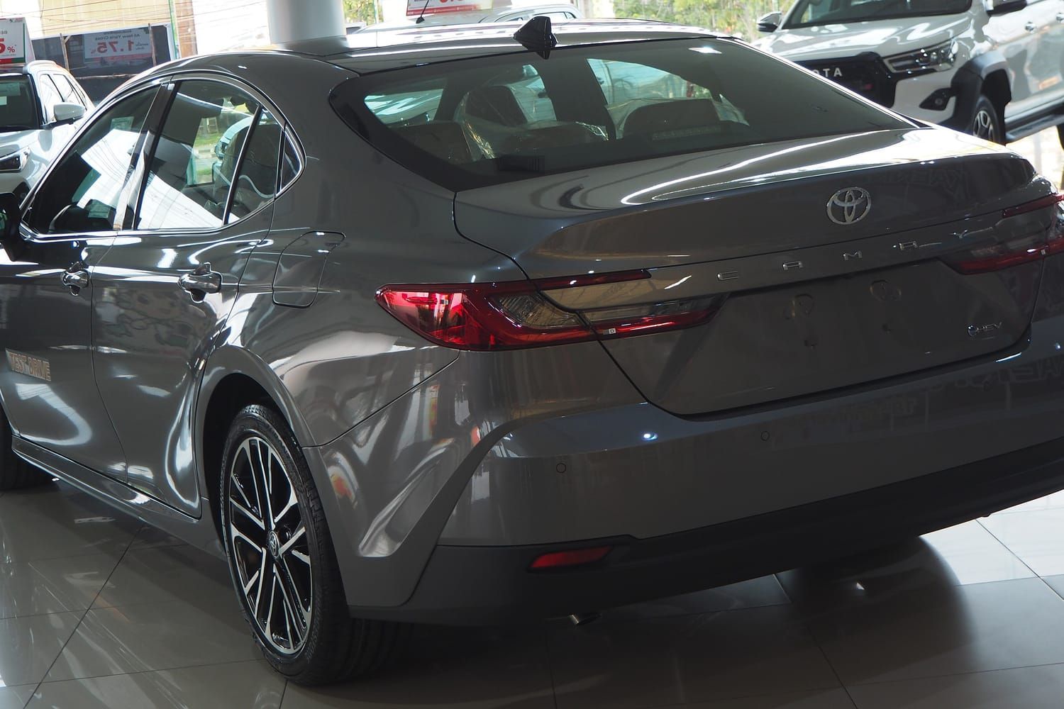 Toyota Camry, đuôi xe. Bản HEV trưng bày ở Thái Lan.