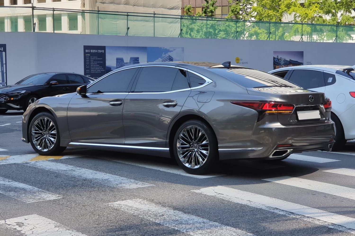 Lexus LS, đuôi xe. Bản nâng cấp, LS 500 máy xăng (cùng thân xe với LS 500h), xe ở Hàn Quốc.
