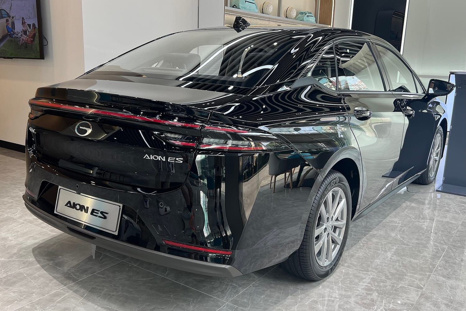 Aion ES, đuôi xe. Xe trưng bày ở Singapore.