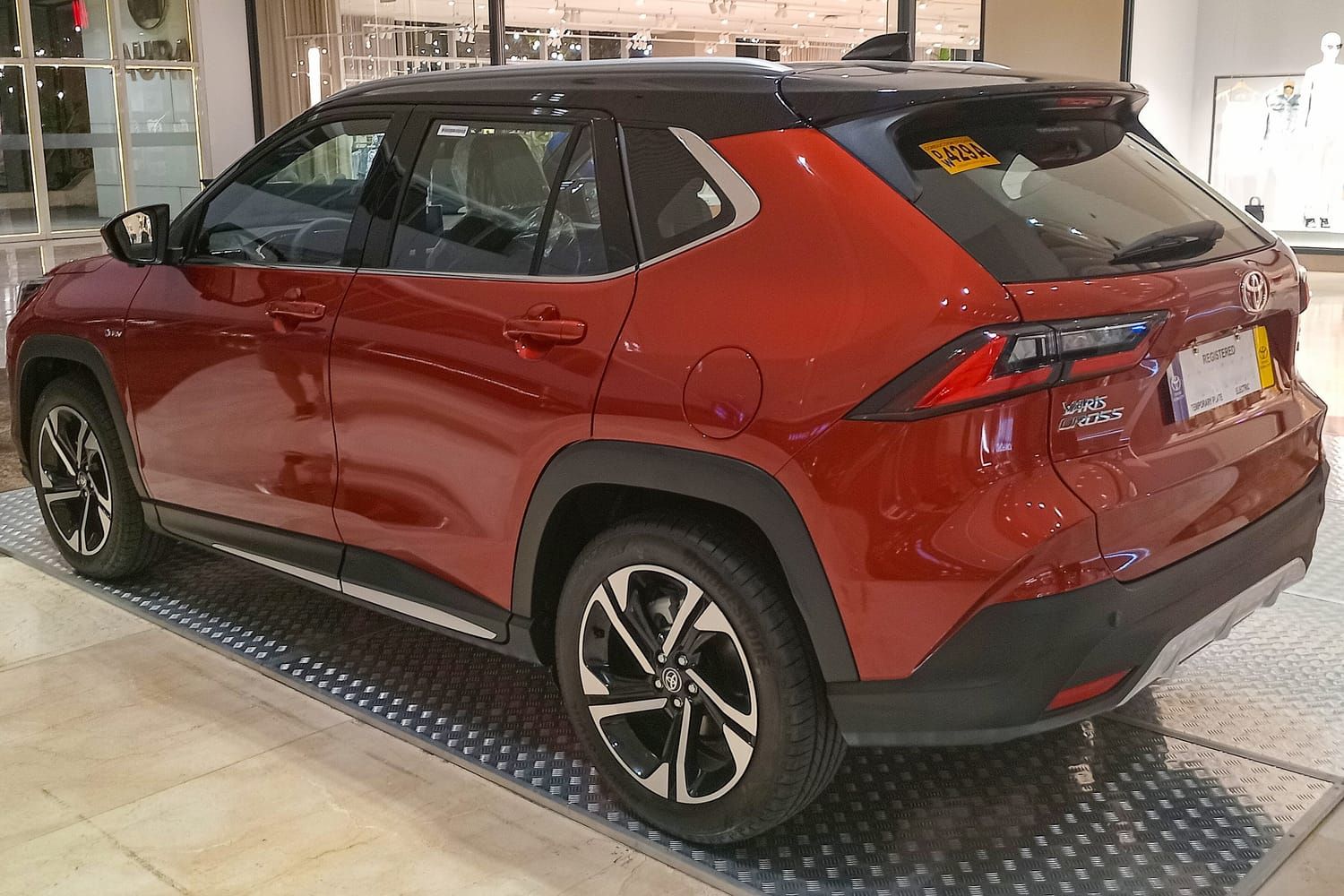 Toyota Yaris Cross, đuôi xe. Bản 1.5 S HEV trưng bày ở Philippines.