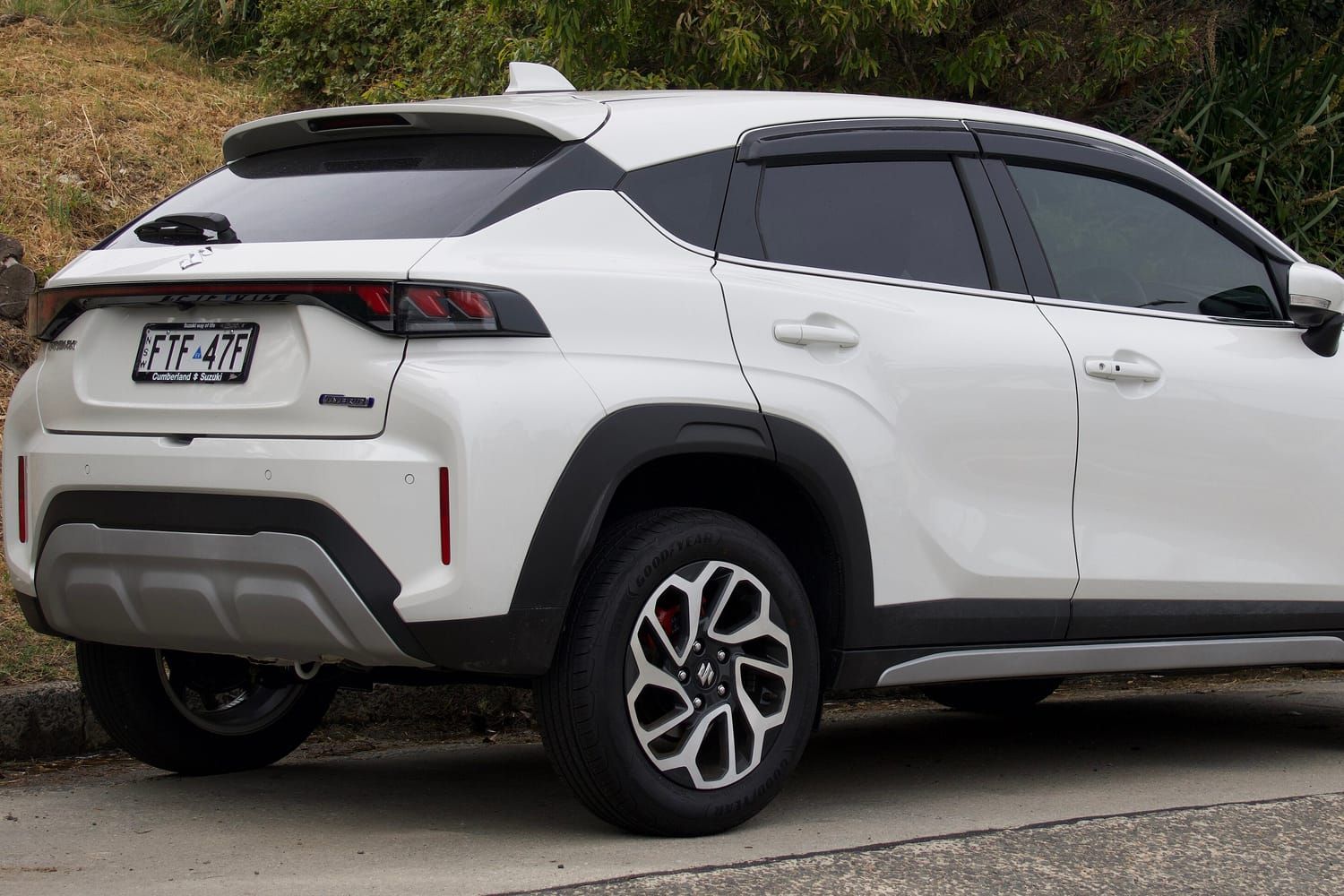 Suzuki Fronx, đuôi xe. Bản Hybrid, xe ở Sydney, Úc.