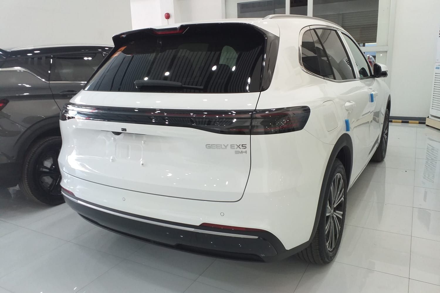 Geely EX5 EM-i, đuôi xe. Xe trưng bày ở Philippines.