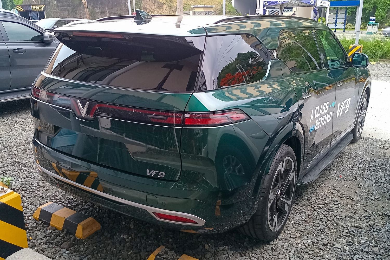 VinFast VF 9, đuôi xe. Xe ở Philippines, dán decal quảng cáo của hãng.