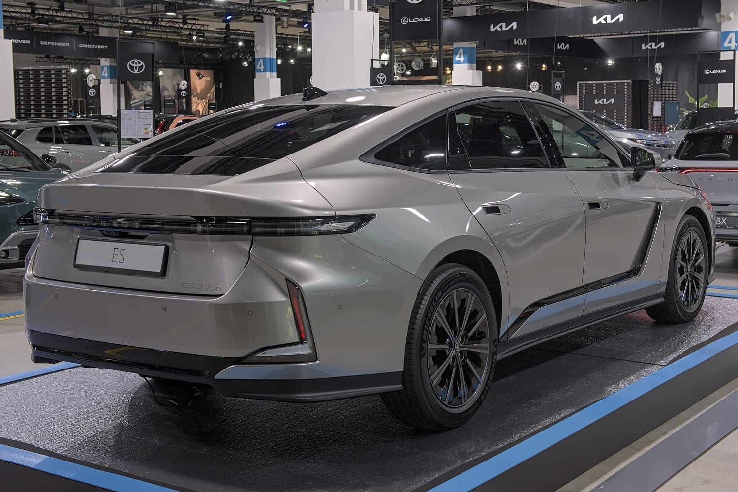 Lexus ES, đuôi xe. Thế hệ mới (2026), bản ES 350h trưng bày ở triển lãm Auto Zürich 2025, Thụy Sĩ.