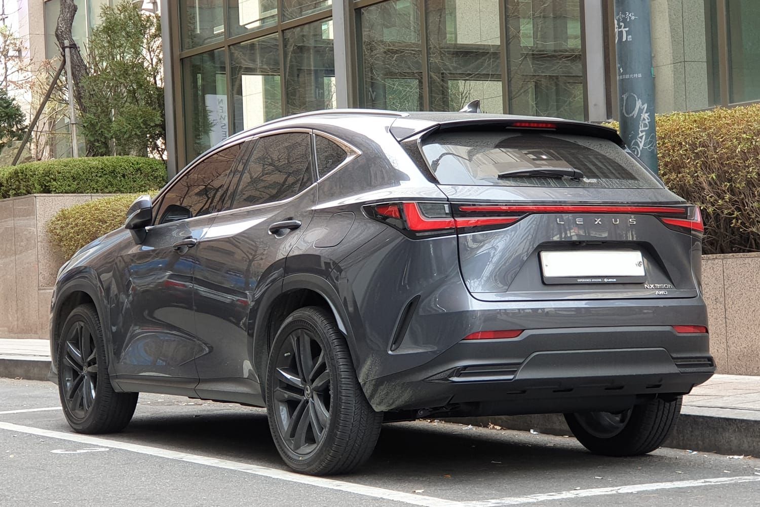 Lexus NX, đuôi xe. Bản NX 350h, xe ở Hàn Quốc.