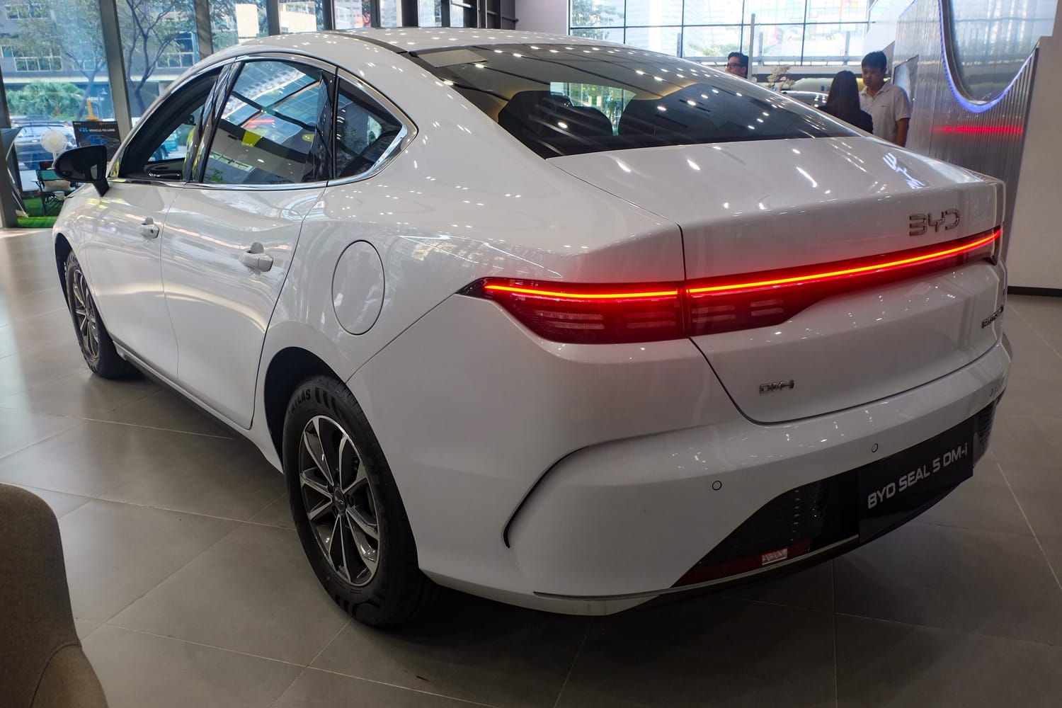 BYD Seal 5, đuôi xe. Xe trưng bày ở Philippines.