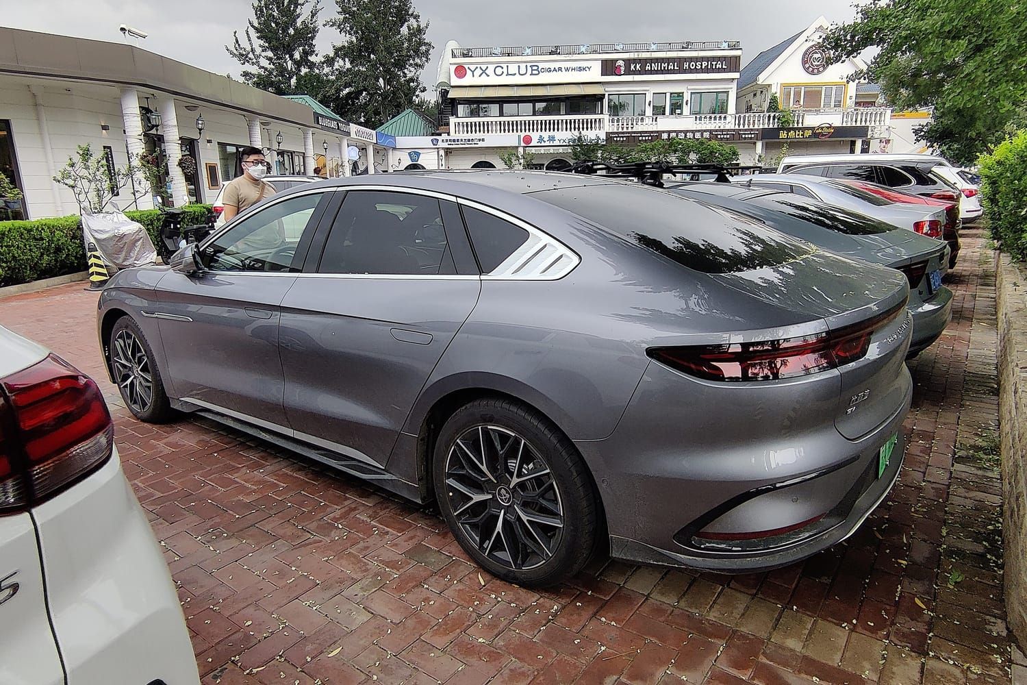 BYD Han, đuôi xe. Xe ở Trung Quốc.
