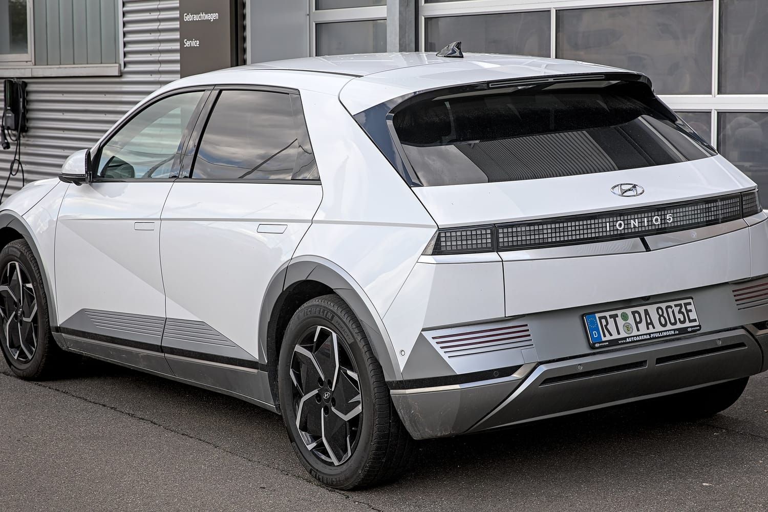 Hyundai Ioniq 5, đuôi xe. Bản trước nâng cấp, xe đăng ký ở Đức.