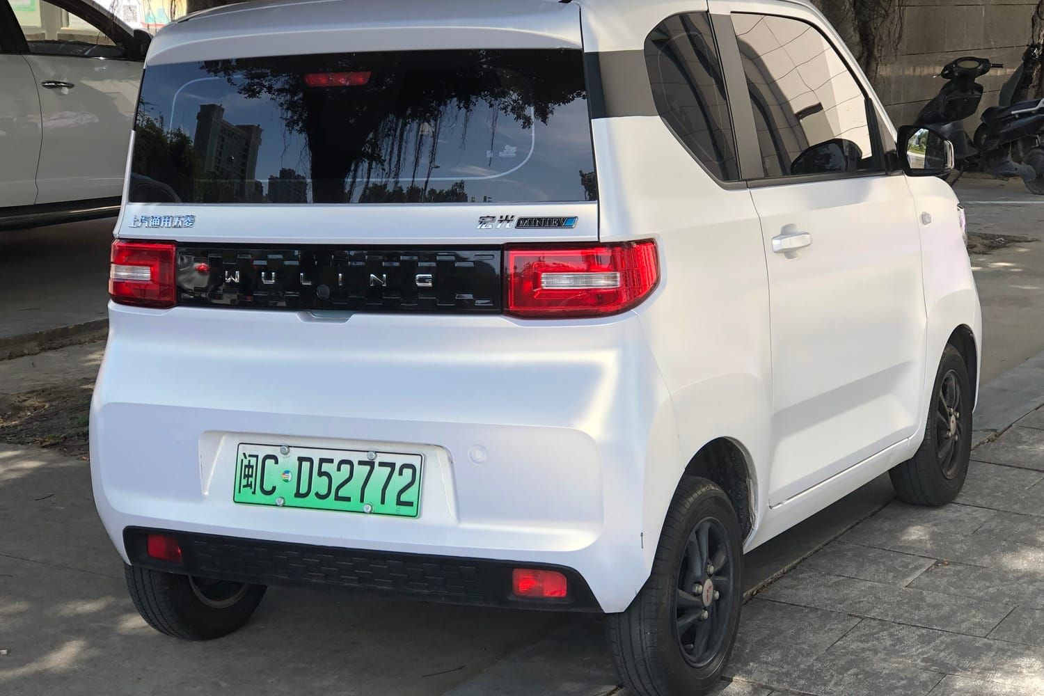 Wuling Hongguang Mini EV, đuôi xe. Xe ở Trung Quốc.