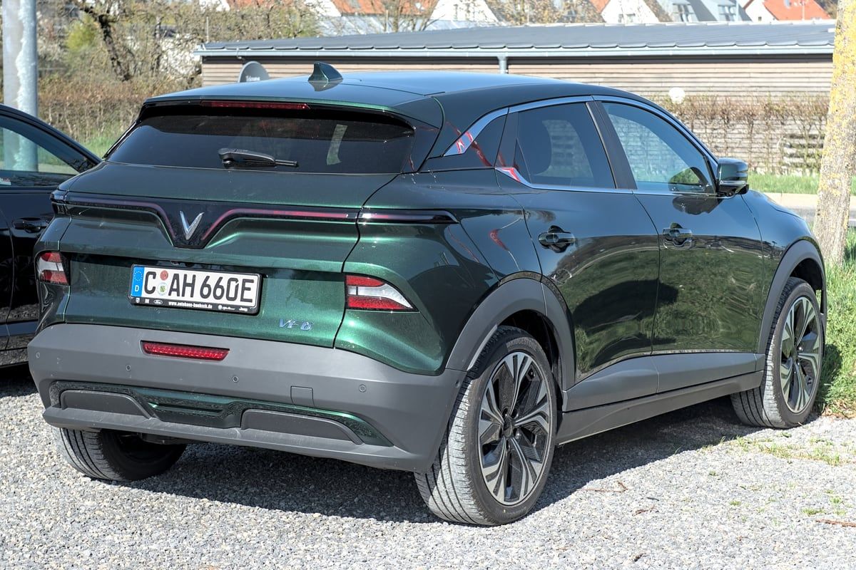 VinFast VF 6, đuôi xe. Xe đăng ký ở Đức.