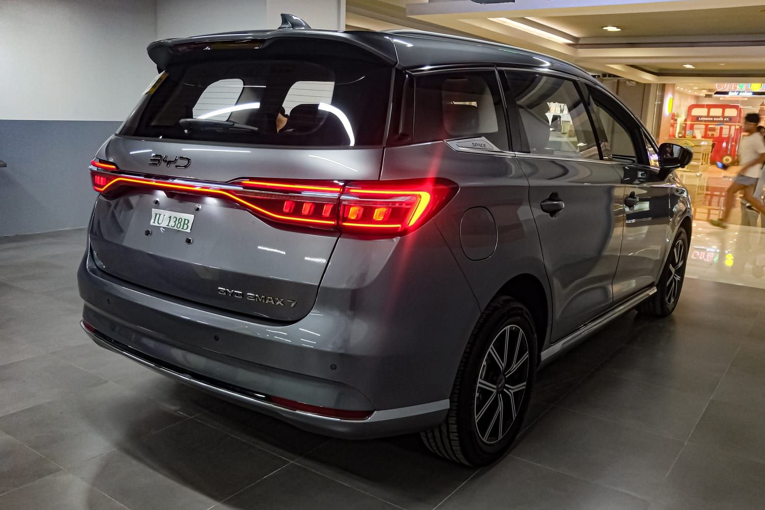BYD M6, đuôi xe. Xe bán ở Philippines với tên eMAX 7.