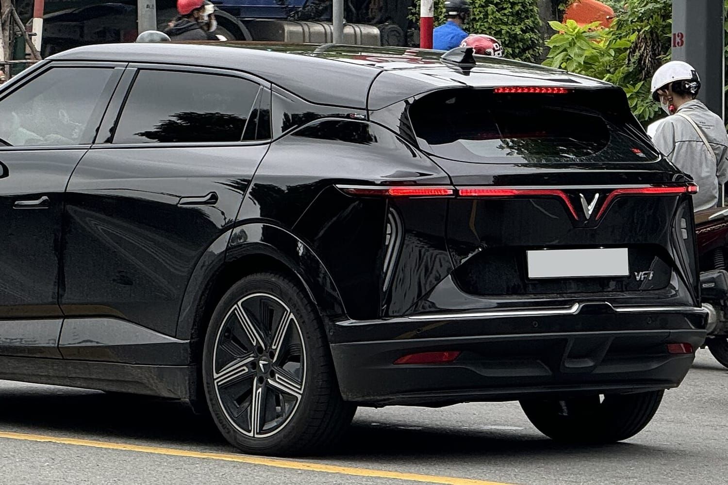 VinFast VF 7, đuôi xe. Xe ở Việt Nam.