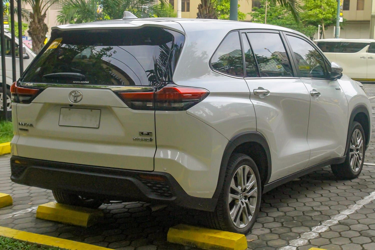 Toyota Innova Cross, đuôi xe. Xe bán ở Philippines với tên Zenix, bản 2.0 HEV.