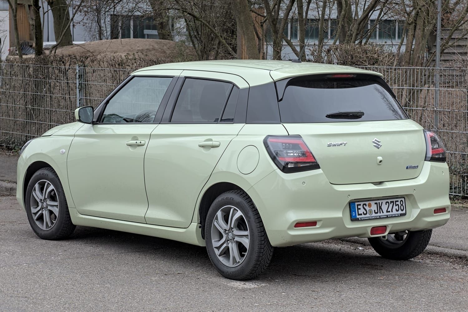 Suzuki Swift, đuôi xe. Thế hệ mới (2024), bản hybrid, xe đăng ký ở Đức.