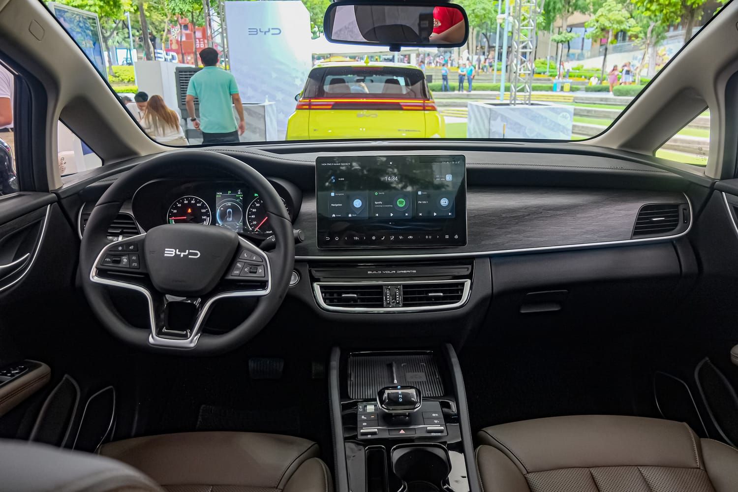 BYD M6, nội thất. Xe bán ở Philippines với tên eMAX 7.