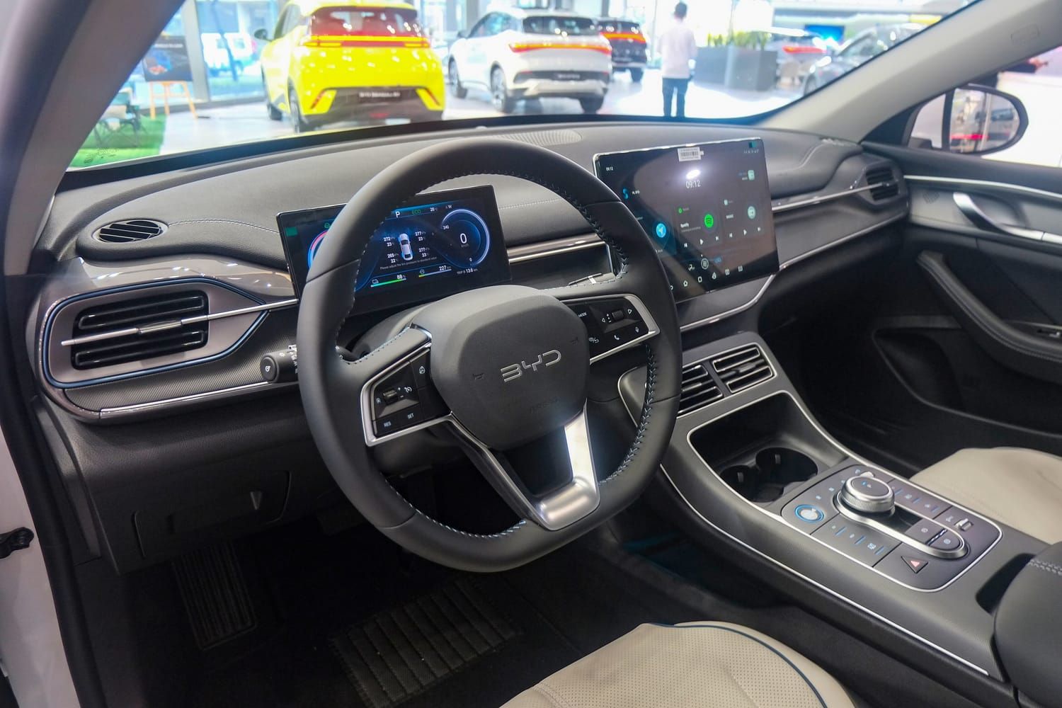 BYD Seal 5, nội thất. Xe trưng bày ở Philippines.