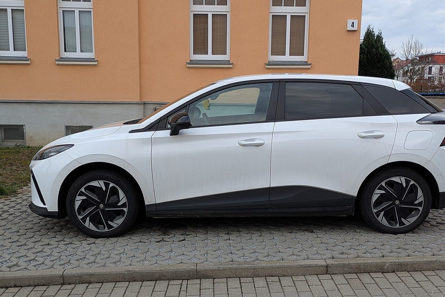 MG MG4 EV, thân xe. Xe bán ở châu Âu với tên MG4 Electric.