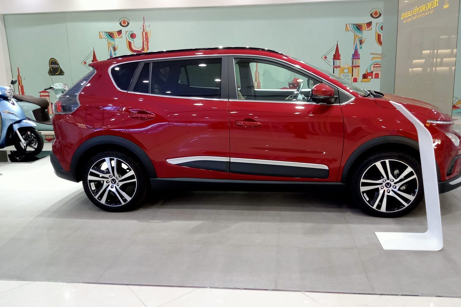 VinFast VF e34, thân xe. Xe trưng bày.