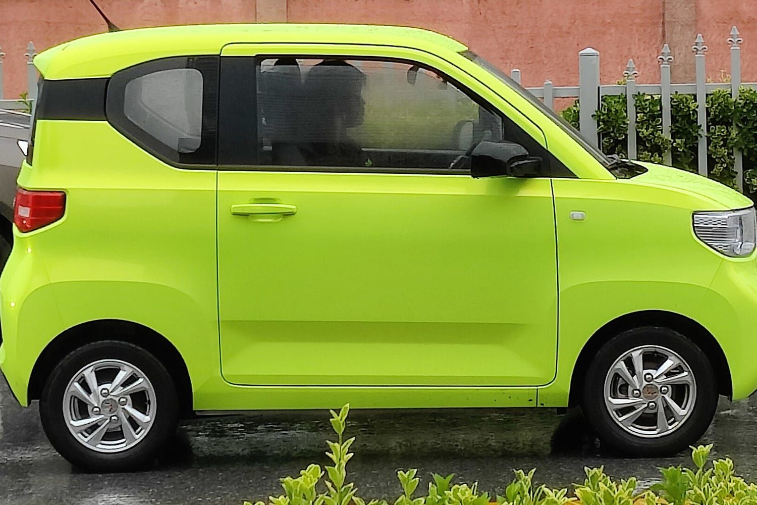 Wuling Hongguang Mini EV, thân xe. Xe ở Trung Quốc.