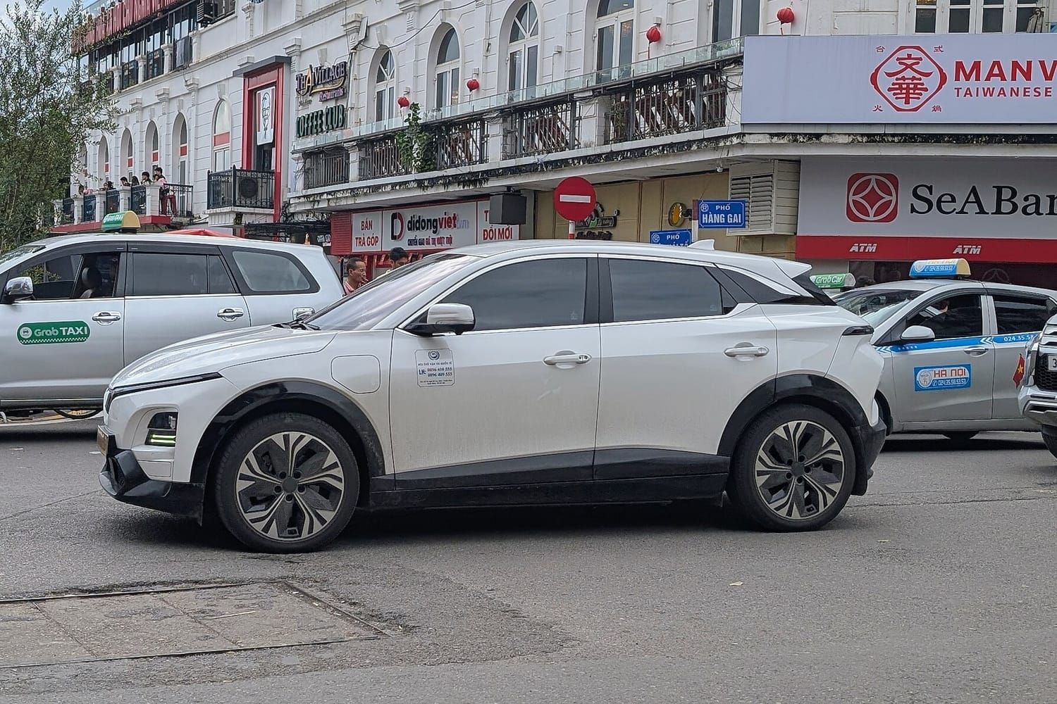 VinFast VF 6, thân xe. Xe ở Hà Nội.